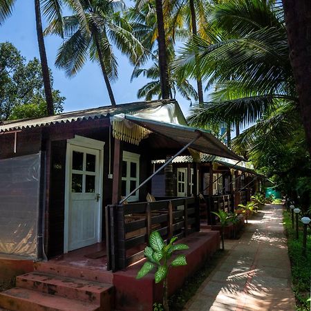 Lotus Feet Beach Resort Morjim Esterno foto