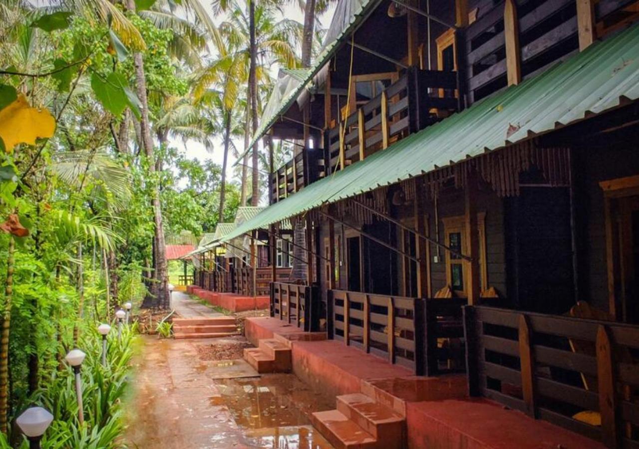 Lotus Feet Beach Resort Morjim Esterno foto