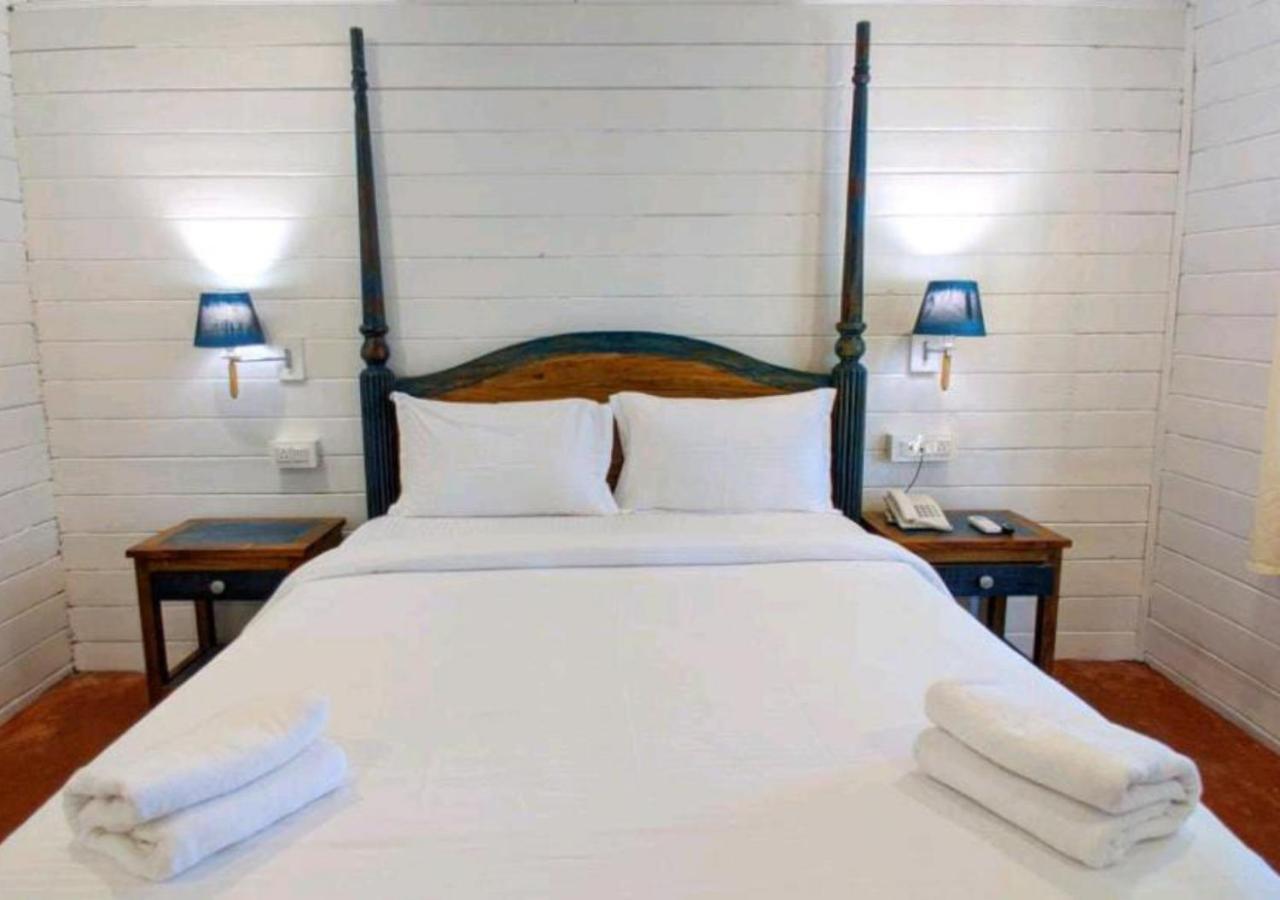Lotus Feet Beach Resort Morjim Esterno foto
