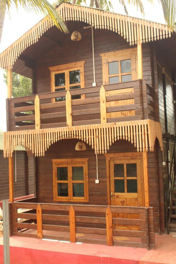 Lotus Feet Beach Resort Morjim Esterno foto