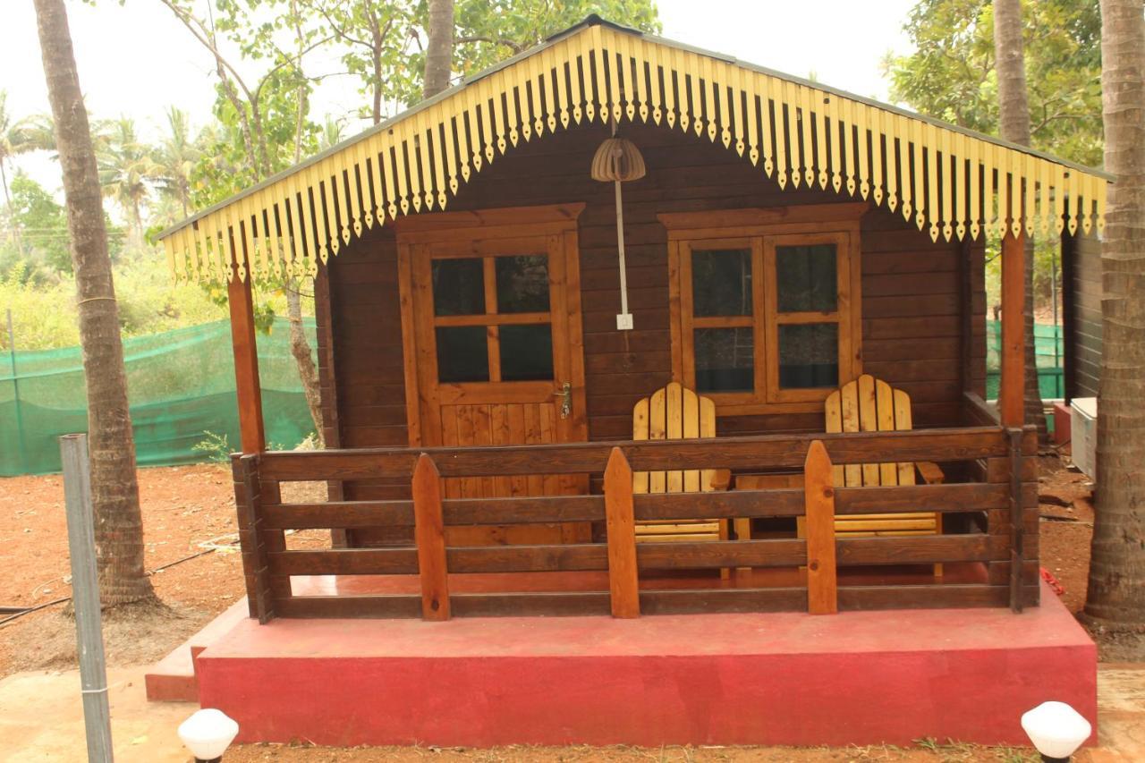 Lotus Feet Beach Resort Morjim Esterno foto