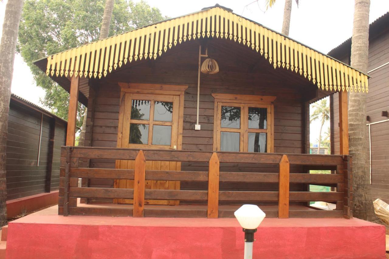 Lotus Feet Beach Resort Morjim Esterno foto