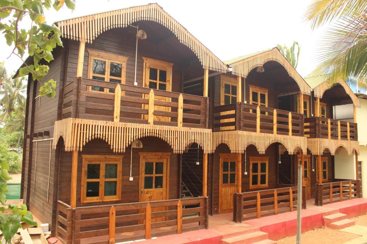 Lotus Feet Beach Resort Morjim Esterno foto