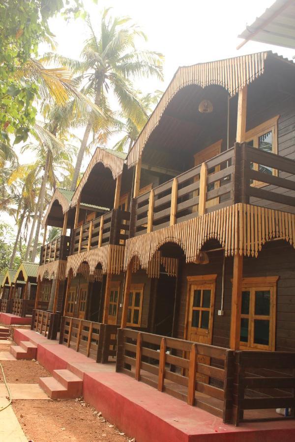 Lotus Feet Beach Resort Morjim Esterno foto